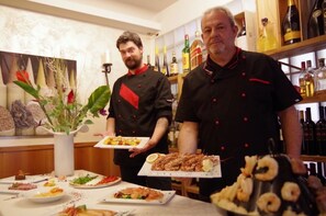 Breakfast, lunch and dinner served - Bahnhof Haus (Chiasso)