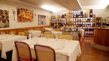 Breakfast, lunch, dinner served; Mediterranean cuisine