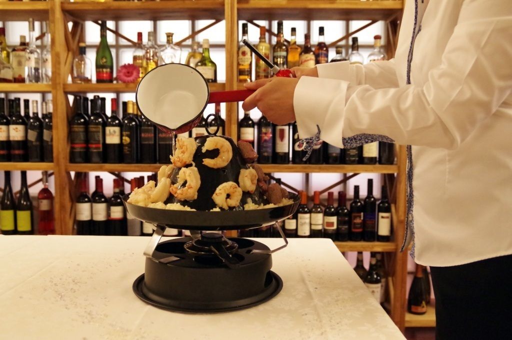 Petit déjeuner, déjeuner et dîner servis sur place