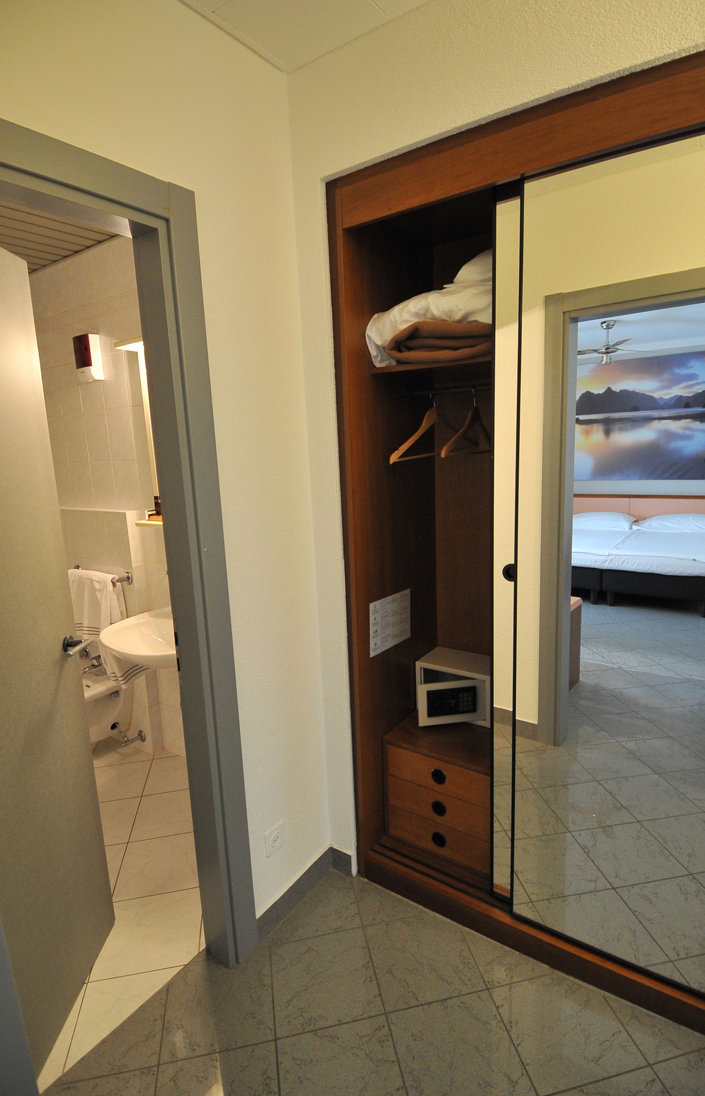 twin room | premium bedding, down duvets, in-room safe, desk