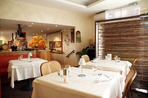 Breakfast, lunch, dinner served; Mediterranean cuisine  - Bahnhof Haus (Chiasso)