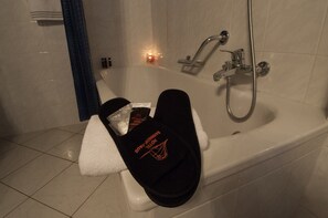 Een bad/douchecombinatie, gratis toiletartikelen, een haardroger