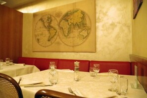 Breakfast, lunch, dinner served; Mediterranean cuisine  - Bahnhof Haus (Chiasso)