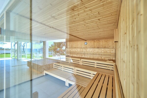 Una sauna con bancos de madera y un reloj en la pared.