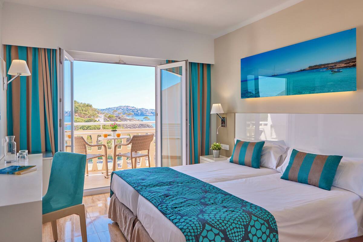 In-room safe, desk, laptop workspace, free WiFi