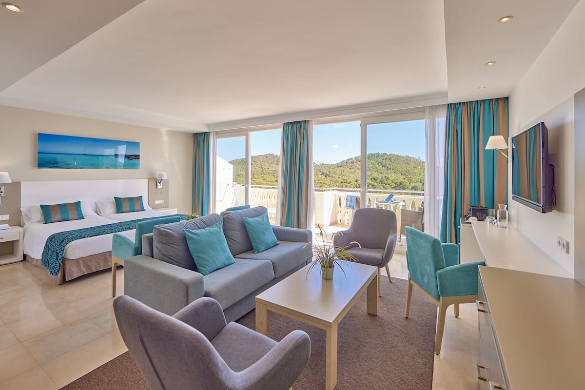 Junior Suite, Sea View, Terrace | 1 bedroom, in-room safe, desk, laptop workspace