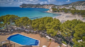 A resort with a swimming pool, beach, and mountainous backdrop. - Universal Hotel Lido Park & Spa (Calvia)