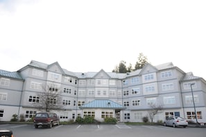 Property grounds - Quarterdeck Inn Port Hardy (Port Hardy)