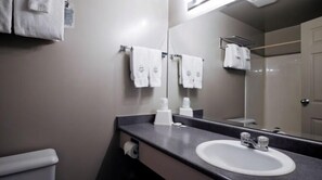 أحواض استحمام وح جيرات دش منفصلة، مستلزمات مجانية للعناية الشخصية