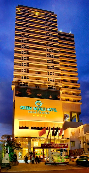 Ein Hotel mit modernem Design, erkennbar am gut sichtbaren Schild des Green World Hotel Nhat Rang.