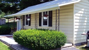 Exterior - The Weathervane Motel (Lanesborough)
