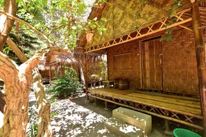 Garden View Deluxe Bungalow | 客房内保险箱、免费 WiFi、床单