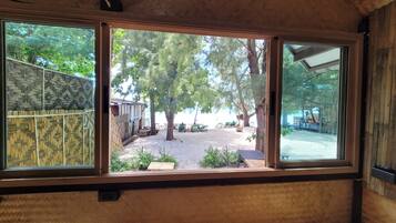 Beach Front Bungalow | ๊ฐ์ค ๋ด ๊ธ๊ณ , ๋ฌด๋ฃ WiFi, ์นจ๋ ์ํธ