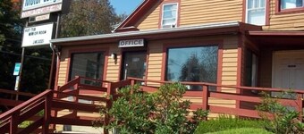 Naugatuck Motor Lodge