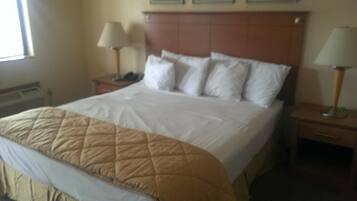 Camera, 1 letto king | Una scrivania, postazione laptop, Wi-Fi gratuito, lenzuola