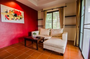 豪華客房 | 起居區 | 32-吋智慧型電視，提供數位頻道