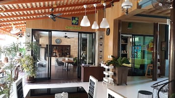 供應早餐、午餐、晚餐;泰國菜