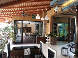 Breakfast, lunch, dinner served; Thai cuisine 