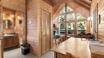 Wild Pacific Suit A - Adults Only. No Pets. | In-room dining