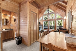 Suite, 1 Queen Bed with Sofa bed (Wild Pacific 1) - Adults Only. No Pets. | Servicio a la habitación