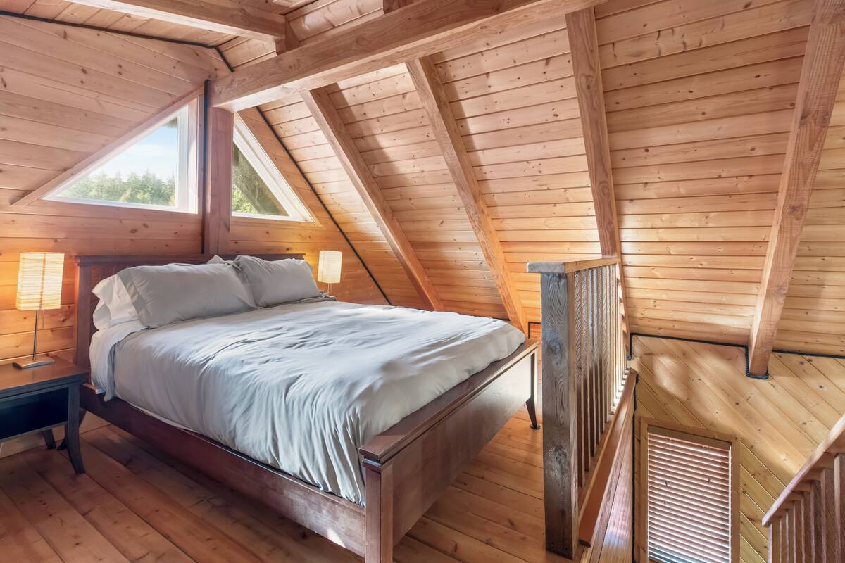 Suite, 1 Queen Bed with Sofa bed (Wild Pacific 1) - Adults Only. No Pets. | Wi-fi (inkludert) og sengetøy