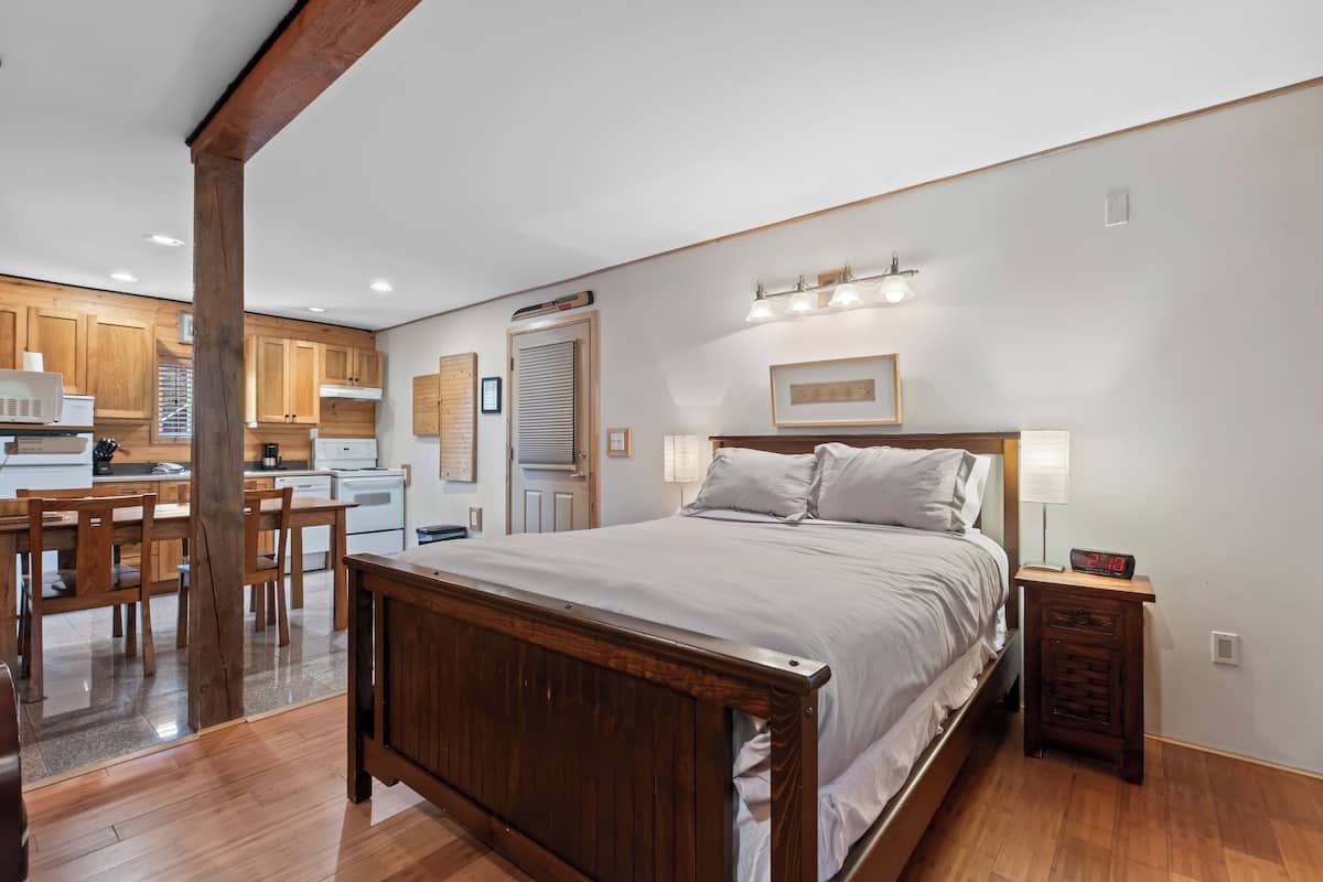 Suite, 1 Queen Bed (Spring Cove) - Adults Only. No Pets. | Wi-fi (inkludert) og sengetøy