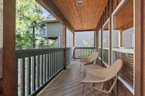 Suite, 1 Queen Bed (Spring Cove) - Adults Only. No Pets. | Terrass/Patio