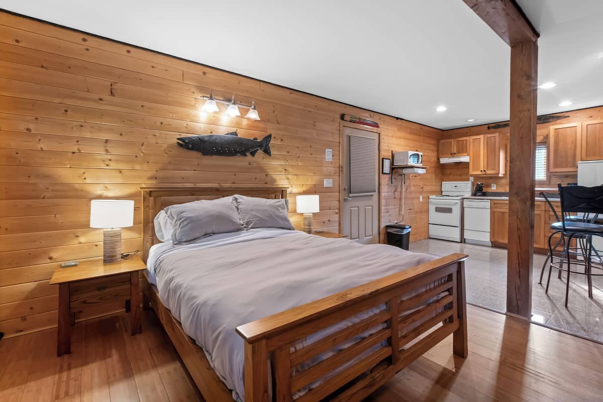 Suite, 1 Queen Bed (Stellar) - Adults Only. No Pets. | Gratis wi-fi och sängkläder