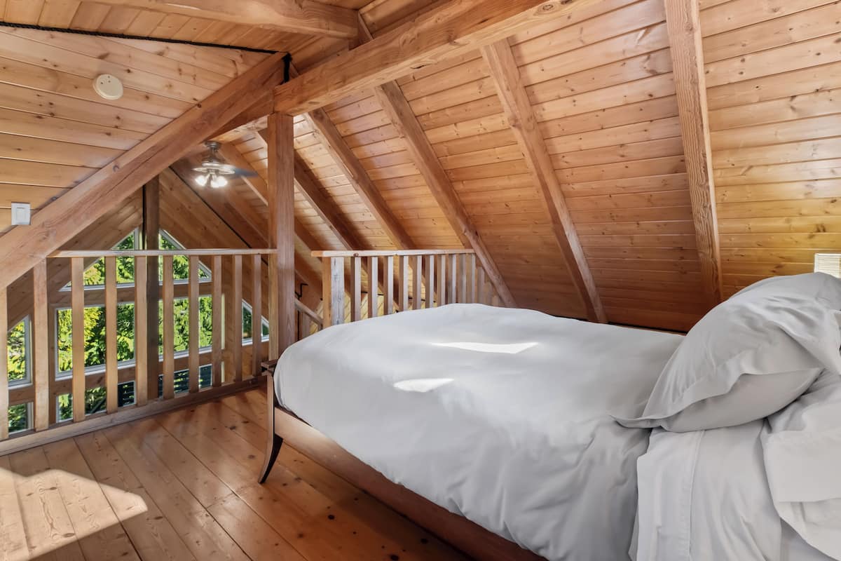 Suite, 1 Queen Bed with Sofa bed (Wild Pacific 2) - Adults Only. No Pets. | Gratis wi-fi och sängkläder