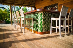 Bar (trong khuôn viên)