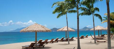 Plage, sable blanc, cabines gratuites, chaises longues