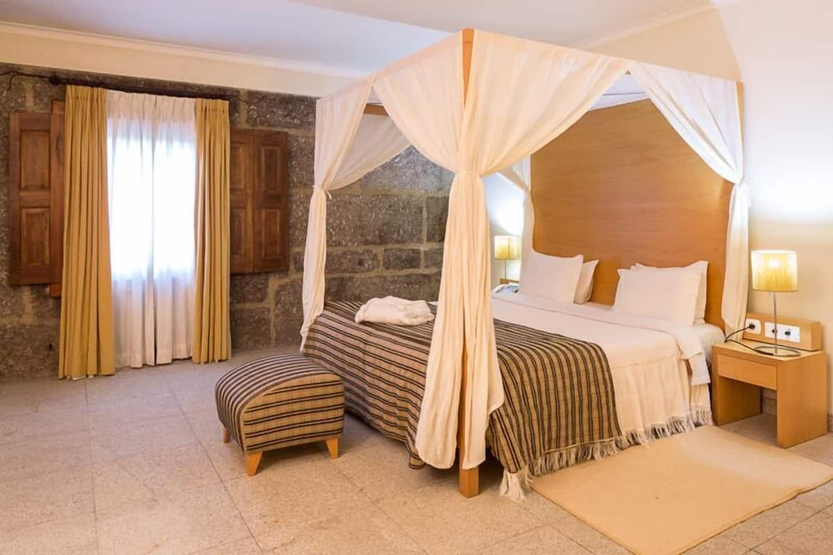 Laptop workspace, free WiFi, bed sheets