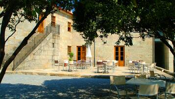 Breakfast, lunch, dinner served; Regional cuisine