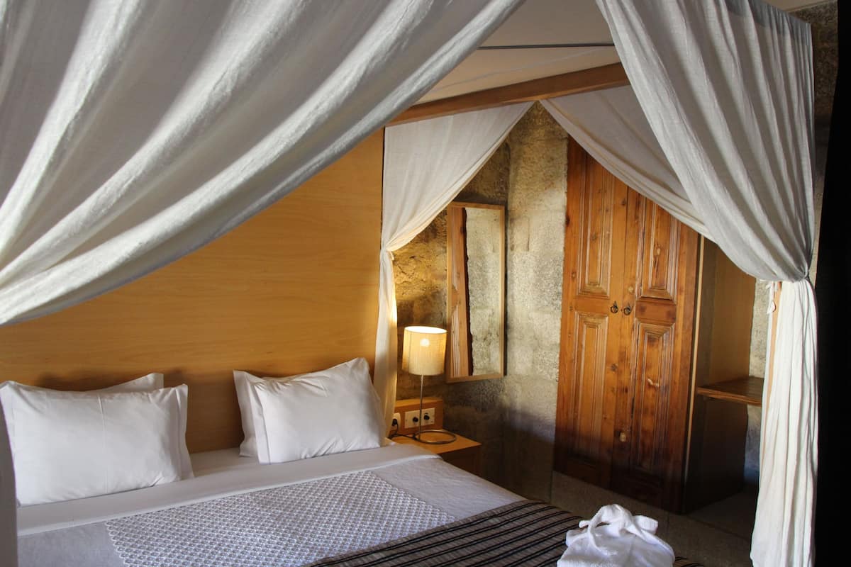 Laptop workspace, free WiFi, bed sheets