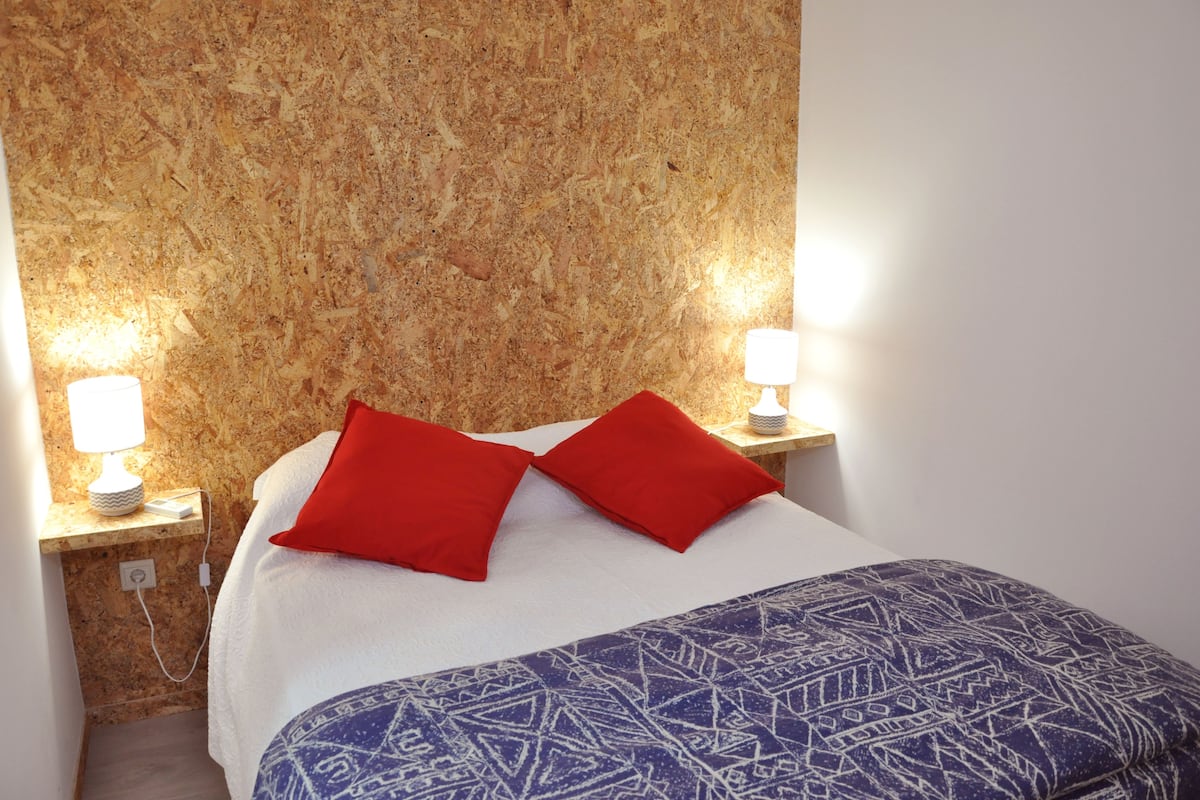 Laptop workspace, free WiFi, bed sheets