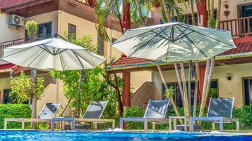Piscine extérieure, parasols de plage, chaises longues