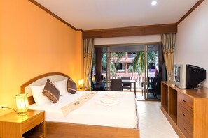 Appartement Familial, 3 chambres, vue piscine | Minibar, coffres-forts dans les chambres, décoration personnalisée