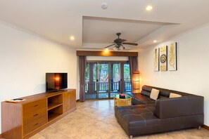 Apartemen Keluarga, 2 kamar tidur, teras, pemandangan kolam renang | Area keluarga | Televisi layar datar 34-inci dengan saluran TV kabel dan TV