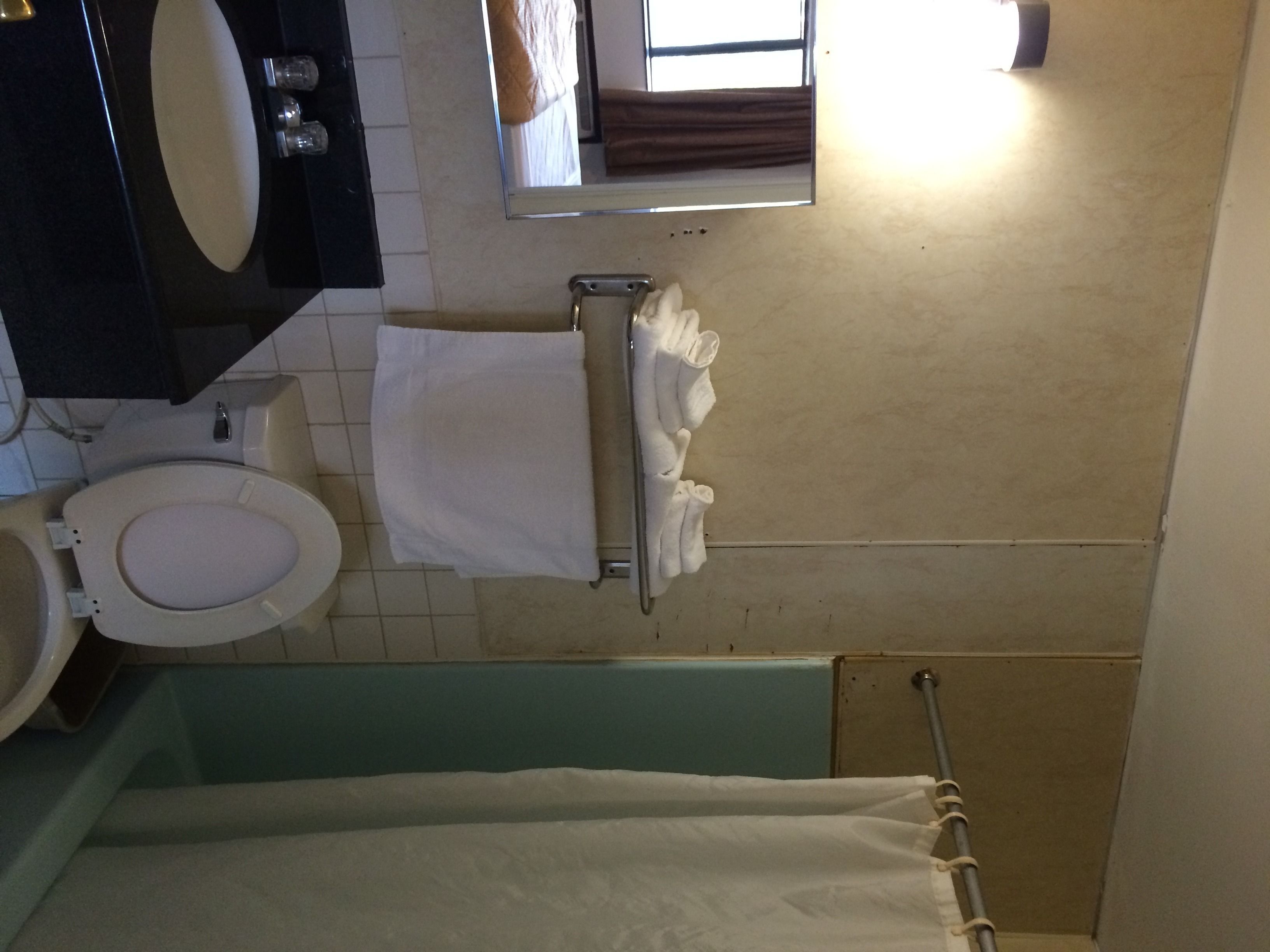Combined shower/tub, hydromassage showerhead, towels, soap