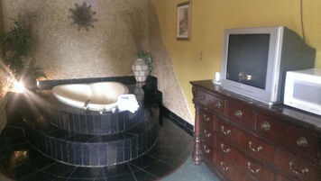 Combined shower/tub, hydromassage showerhead, towels, soap