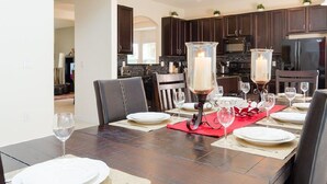 Hus, 6 soverom, privat basseng (Spa and Game Room..) | Spiseområde på rommet