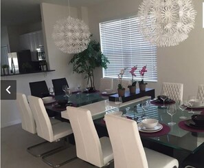 Casa | Angolo cottura privato | Frigorifero con congelatore, microonde, forno, piano cottura