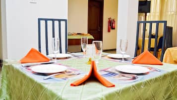 Se sirven almuerzos, cenas y cocina local