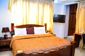 Kamar Eksekutif | Minibar, meja kerja, tirai kedap cahaya, dan Wi-Fi gratis