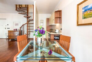 Appartamento Deluxe | Soggiorno | TV a schermo piatto 12 pollici con canali digitali, TV