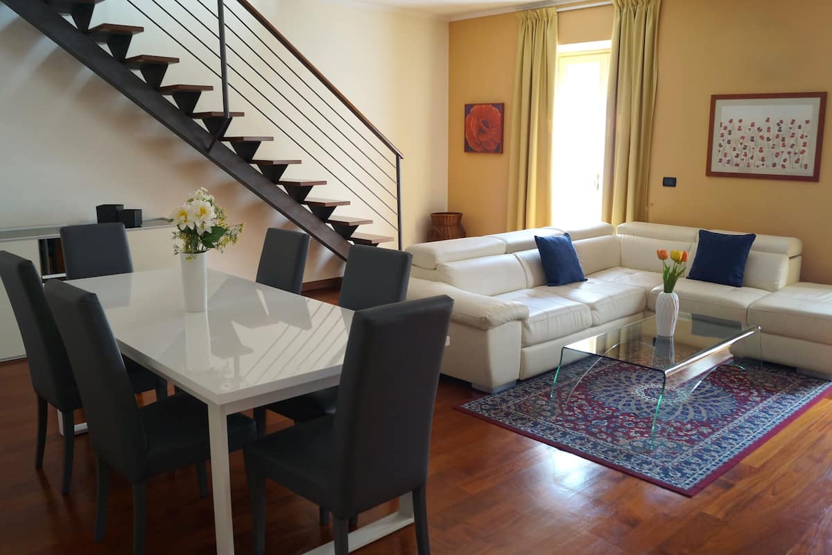 Executive Suite | Living room | 12-inch flat-screen TV with digital channels, TV