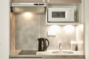 Frigorífico, microondas, placa de cocina y lavavajillas