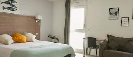 Studio, Mehrere Betten | Hochwertige Bettwaren, Zimmersafe, Schreibtisch, schallisolierte Zimmer