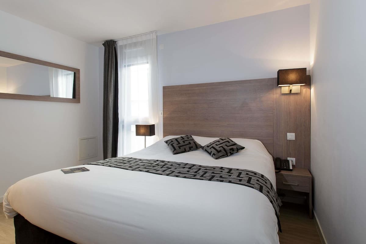 Premium bedding, in-room safe, desk, soundproofing