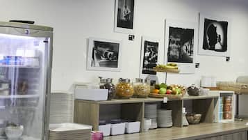 بوفيه فطور يوميًا بتكلفة قدرها (14 EUR للشخص)